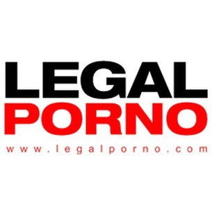 Два друга жестко отрахали очко рыжей сучки в студии Legalporno